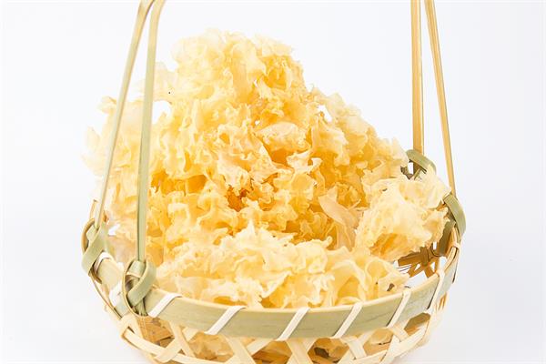 銀耳吃多了會(huì)濕氣重嗎(濕氣重的人可以喝銀耳湯嗎)-易網(wǎng)健康<a href=http://www.xllyou.com/jkys/ target=_blank class=infotextkey>養(yǎng)生</a>網(wǎng) 銀耳吃多了會(huì)濕氣重嗎(濕氣重的人可以喝銀耳湯嗎)