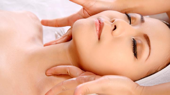 上班族背部如何保健比較好 上班族背部保健的6個秘方-易網<a href=http://www.xllyou.com/ target=_blank class=infotextkey>健康養生</a>網 上班族背部如何保健比較好 上班族背部保健的6個秘方