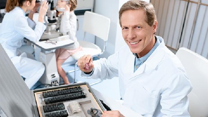 青少年應(yīng)該如何預(yù)防近視?預(yù)防青少年近視試試中醫(yī)推拿飲食法-易網(wǎng)健康養(yǎng)生網(wǎng) 青少年應(yīng)該如何預(yù)防近視?預(yù)防青少年近視試試中醫(yī)推拿飲食法