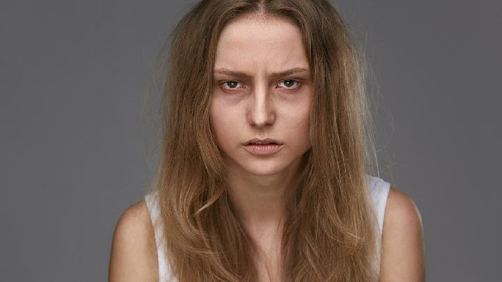 生活中應(yīng)該如何去除黑眼圈 5個去除黑眼圈的按摩療法-易網(wǎng)<a href=http://www.xllyou.com/ target=_blank class=infotextkey>健康養(yǎng)生</a>網(wǎng) 生活中應(yīng)該如何去除黑眼圈 5個去除黑眼圈的按摩療法