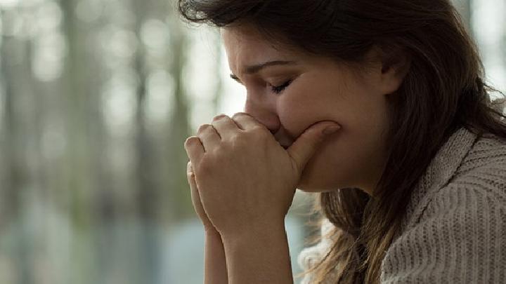 頭痛患者如何按摩可以有效緩解 這樣給頭部做按摩立即止痛-易網(wǎng)健康養(yǎng)生網(wǎng) 頭痛患者如何按摩可以有效緩解 這樣給頭部做按摩立即止痛