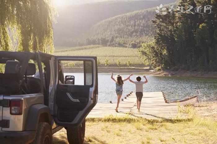 被雷擊后如何急救-易網<a href=http://www.xllyou.com/ target=_blank class=infotextkey>健康養生</a>網 被雷擊后如何急救