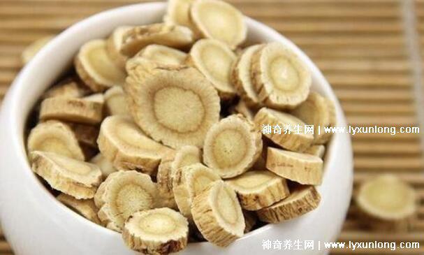 4種人不宜喝黃芪精,黃芪精的副作用太大了(高血壓腦出血慎服)-易網(wǎng)<a href=http://www.xllyou.com/ target=_blank class=infotextkey>健康養(yǎng)生</a>網(wǎng) 4種人不宜喝黃芪精,黃芪精的副作用太大了(高血壓腦出血慎服)