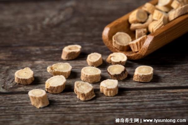 黃芪為什么下午5點后不能喝,易上火/影響肺功能(附服用時間)-易網<a href=http://www.xllyou.com/ target=_blank class=infotextkey>健康養生</a>網 黃芪為什么下午5點后不能喝,易上火/影響肺功能(附服用時間)